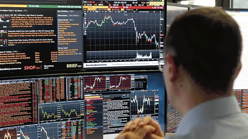 Un operatore di Borsa di una banca davanti ai monitor, Milano, 19 Ottobre 2018. ANSA / MATTEO BAZZI