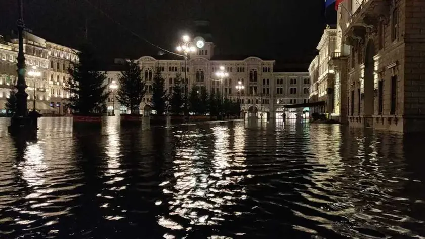 Piazza Unità sommersa dall'acqua (Lasorte)