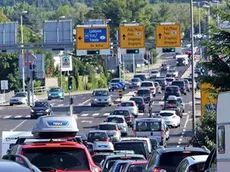 L’autostrada A1 in Slovenia perennemente intasata di automobili e Tir. Foto da 24ur.si