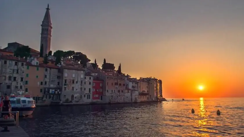 Una splendida immagine di Rovigno al tramonto