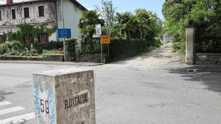 Il cippo che indica il confine fra Italia e Slovenia e la strada data in concessione Foto Pierluigi Bumbaca