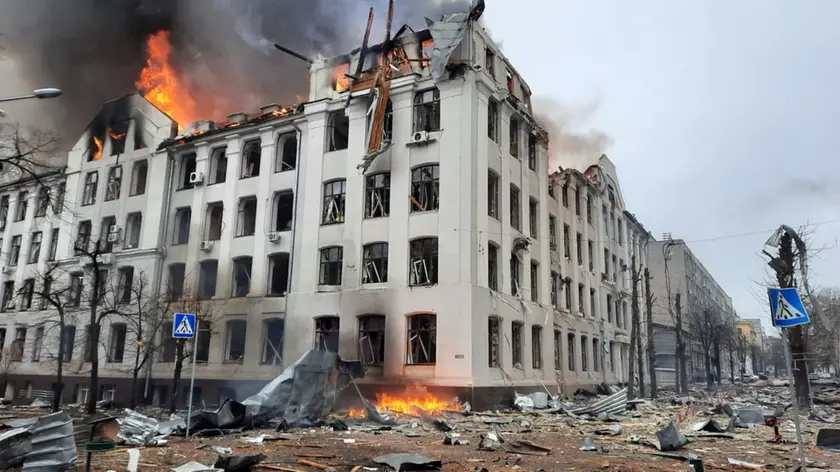 TOPSHOT - This handout picture released by the State Emergency Service of Ukraine, shows firefighters extinguishing a fire in the Kharkiv regional police department building, which is said was hit by recent shelling, in Kharkiv on March 2, 2022. (Photo by UKRAINE EMERGENCY MINISTRY PRESS SERVICE / AFP) / RESTRICTED TO EDITORIAL USE - MANDATORY CREDIT "AFP PHOTO / Ukraine Emergency Ministry press service / handout" - NO MARKETING - NO ADVERTISING CAMPAIGNS - DISTRIBUTED AS A SERVICE TO CLIENTS