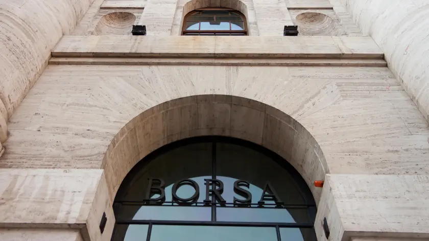 18/04/2013 Milano, Piazza degli Affari, nella foto l'ingresso del Palazzo Mezzanotte, sede della Borsa di Milano