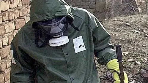 Grande soldato misura la radioattività di un tank colpiti