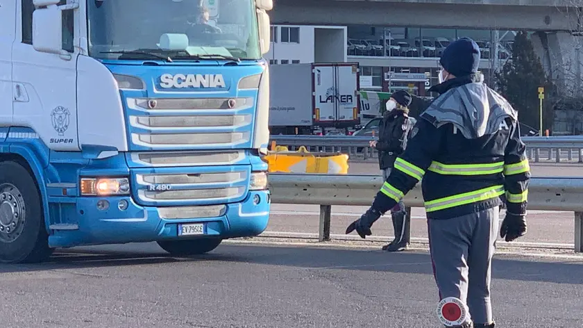 Some truck drivers waiting to carry out the swabto be able to continue the journey outside Italy to the border with Austria at the Brenner, 15 February 2021. On the Brenner motorway heading north there are queues for heavy vehicles between Bressanone and the Brenner or for 40 km. In fact, for journeys whose destination is in Germany or must be reached through Germany, at the entrance to Tyrol, not only at the Brenner Pass, but also at the Resia pass and the San Candido-Prato alla Drava pass, a negative buffer is needed. Pcr or antigenic carried out in the previous 48 hours. ANSA / GNEWS