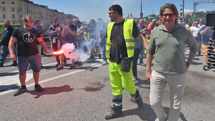 Foto BRUNI Trieste 06.06.2020 Zeno D'Agostino incontra i portuali-abbracci e commozione