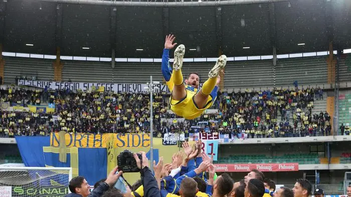 Chievo?s Sergio Pellissier celebrates with teammates his last soccer match at the end of the Italian Serie A soccer match AC ChievoVerona vs UC Sampdoria at the Marcantonio Bentegodi stadium in Verona, Italy, 19 May 2019. ANSA/FILIPPO VENEZIA