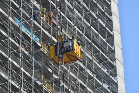 MILANO 13/1/2020 - CANTIERE EDILE VIA TARVISIO OPERAI IN PROTESTA SU GRU - FOTO FASANI/ANSA