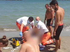 Un intervento di soccorso in spiaggai (foto di archivio)