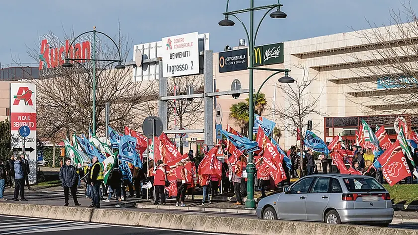 FOTO AGENZIA CANDUSSI / FURLAN / MESTRE / AGITAZIONE SINDACALE E SCIOPERO DIPENDENTI AUCHAN