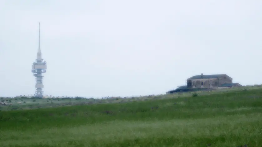 ROMA CARTOLINE DAL DOMANI, OVVERO IL TRAMONTO DELLA CAMPAGNA ROMANA UN CASALE DI CAMPAGNA FRONTEGGIA UN MASTODONTICO RIPETITORE PER SEGNALI DI COMUNICAZIONE IN UNA ZONA DEL QUARTIERE LAURENTINO