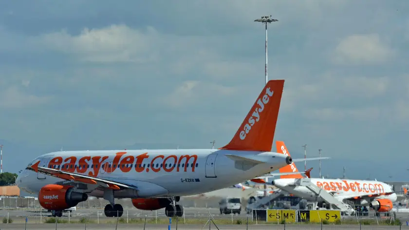 Alcuni Airbus della compagnia EasyJet in procinto di decollare dall'aeroporto "Leonardo da Vinci" di Roma-Fiumicino..ANSA/TELENEWS