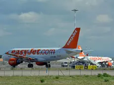 Alcuni Airbus della compagnia EasyJet in procinto di decollare dall'aeroporto "Leonardo da Vinci" di Roma-Fiumicino..ANSA/TELENEWS