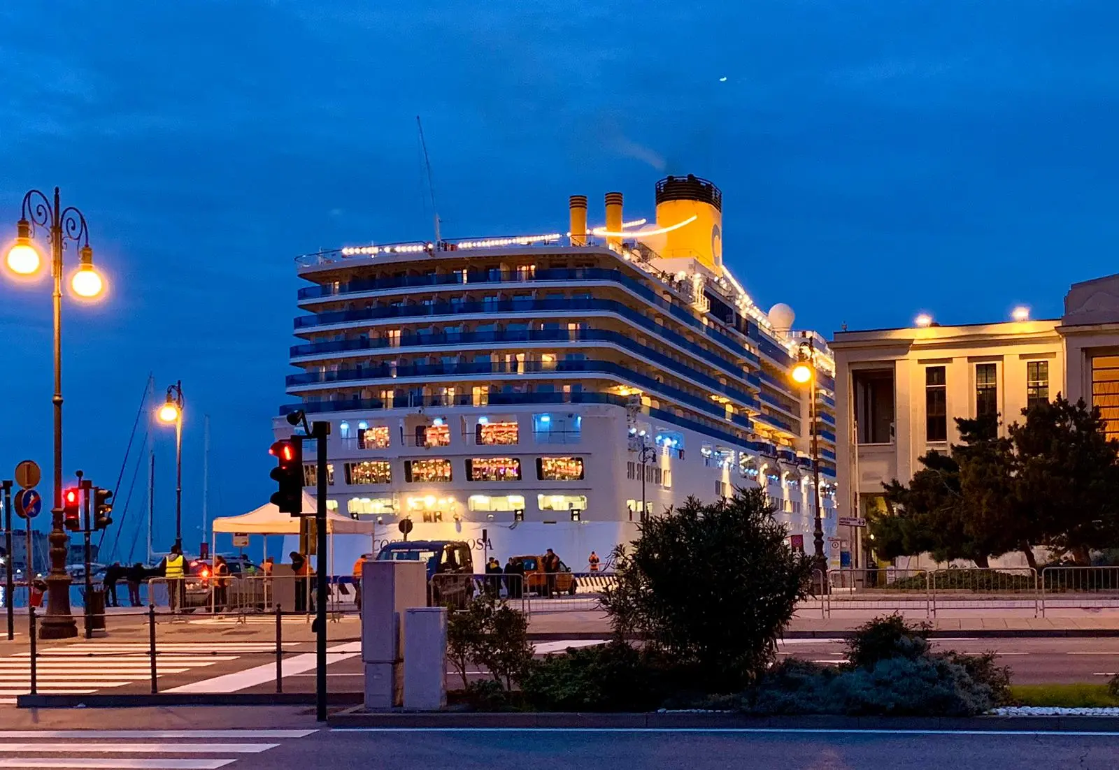 Costa Deliziosa, suggestivo attracco all'alba di domenica 24 novembre