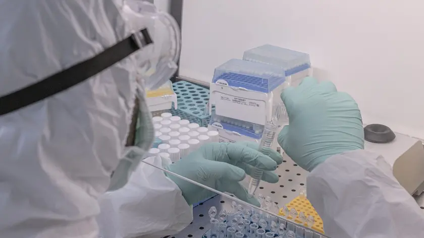 01/05/2020 Istanbul. Biologi molecolari con dispositivi di protezione lavorano in un laboratorio ad alta sicurezza di un ospedale privato di Istanbul. Dopo l'individuazione dei primi casi COVID-19 in Turchia, il Ministero della sanitÃ ha autorizzato diversi laboratori pubblici e privati â€‹â€‹per i test COVID19. Questo laboratorio di biologia molecolare di un ospedale privato Ã¨ stato convertito in un laboratorio Covid-19 in breve tempo.