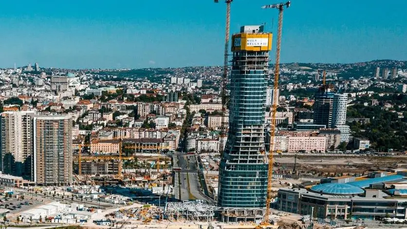 Grattacieli ed edifici in costruzione a Belgrado. Preoccupa nella capitale serba il boom dell’abusivismo