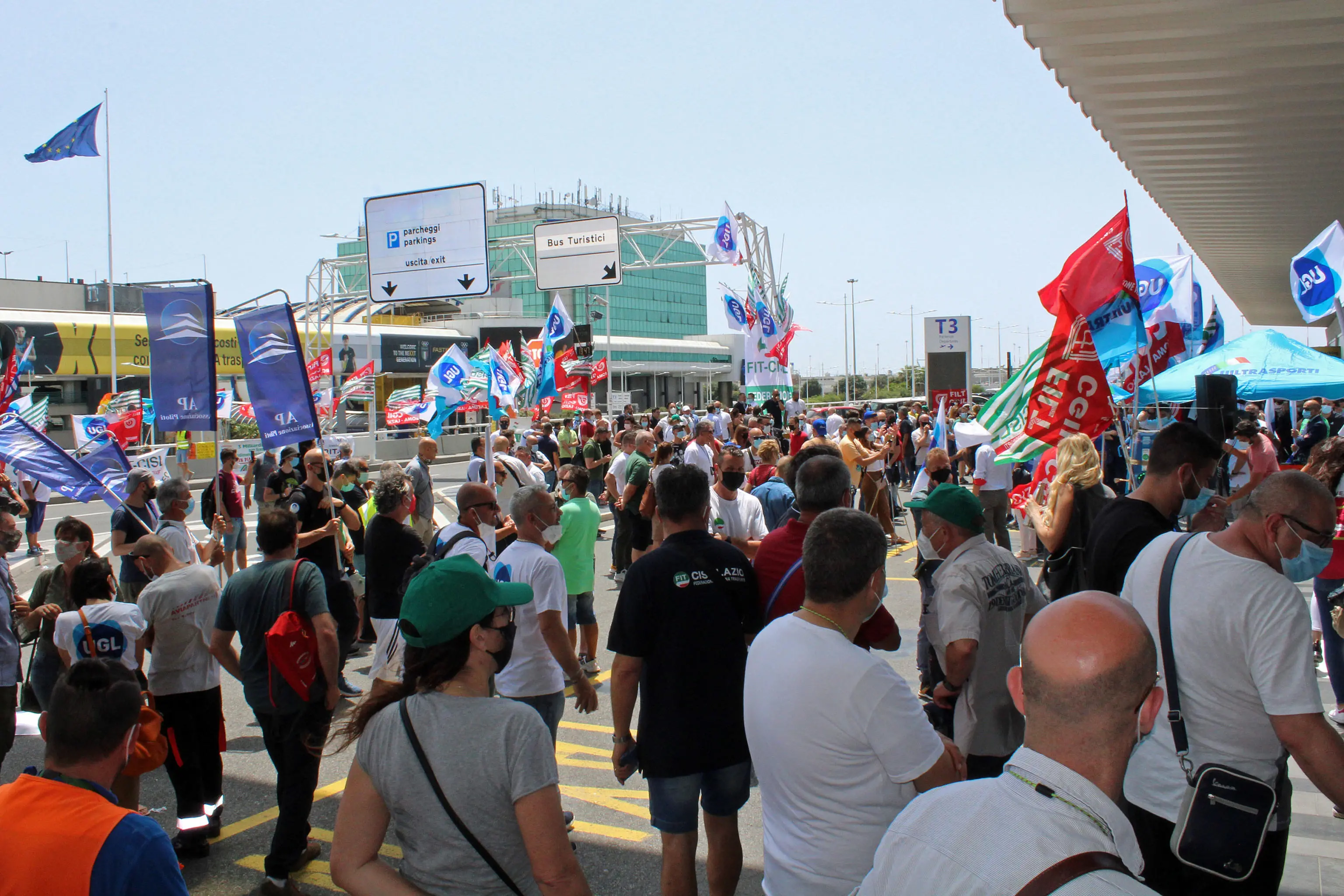 Lavoratori del trasporto aereo in presidio all'aeroporto di Fiumicino per lo sciopero nazionale del comparto aereo proclamato dai sindacati Cgil, Cisl, Uil, Ugl-trasporto aereo, Cub e Usb, 18 giugno 2021. ANSA/ TELENEWS