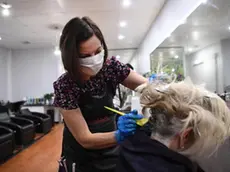 epa08320454 A hairdresser colors a customer's hair, for the last time in the foreseeable future due to newly announced time restrictions, in Brisbane, Australia, 25 March 2020. A hairdresser colors a customer's hair, for the last time in the foreseeable future due to newly announced time restrictions, in Brisbane, Wednesday, March 25, 2020. People will be limited to 30 minutes at hairdressers after a shutdown of non-essential services was announced in Australia. EPA/DAN PELED AUSTRALIA AND NEW ZEALAND OUT