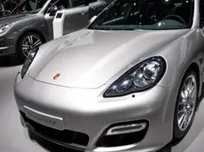 Un autosalone con prestigiosi modelli di Porche esposti