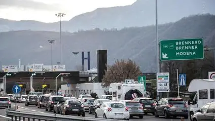 Trento, traffico ad un casello dell'Autostrada del Brennero A22.