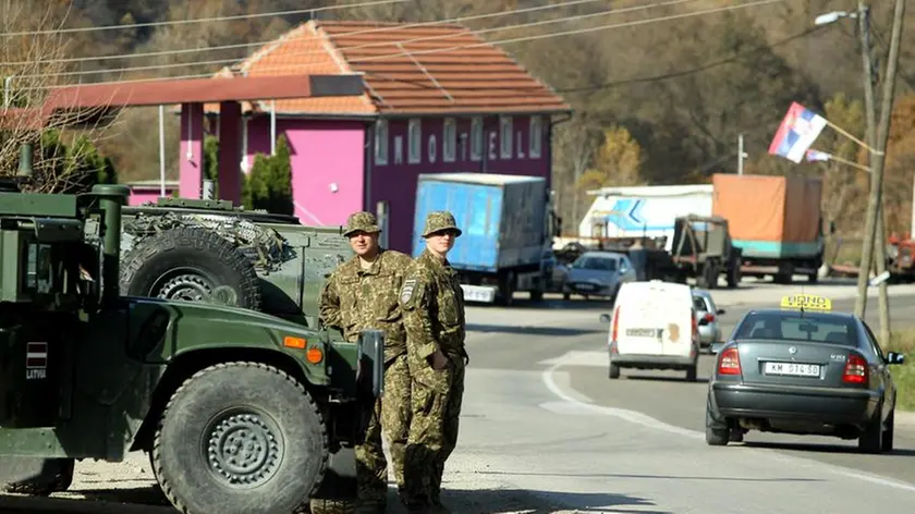 Tensione a Mitrovica (Foto Ansa/Savic)