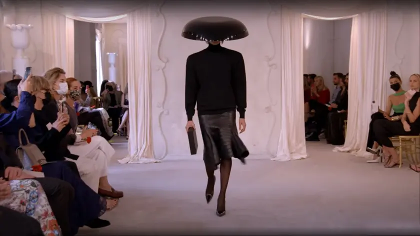 Un momento della sfilata di Balenciaga