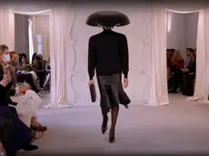 Un momento della sfilata di Balenciaga