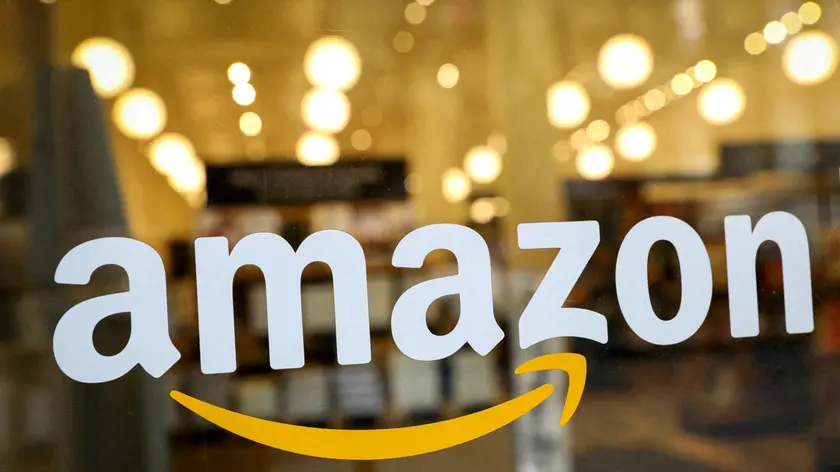 FILE PHOTO: FILE PHOTO: The logo of Amazon is seen on the door of an Amazon Books retail store in New York City, U.S., February 14, 2019. REUTERS/Brendan McDermid/File Photo/File Photo
