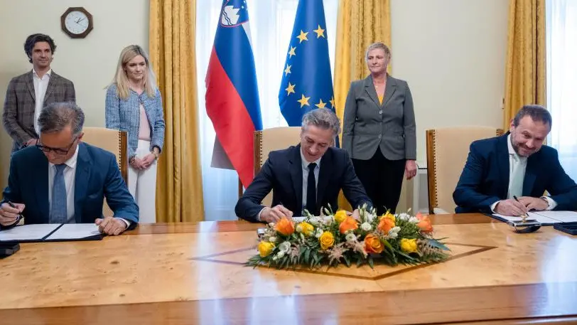 La firma dell’accordo con i deputati delle minoranze italiana e magiara e il premier Golo. Foto governo sloveno