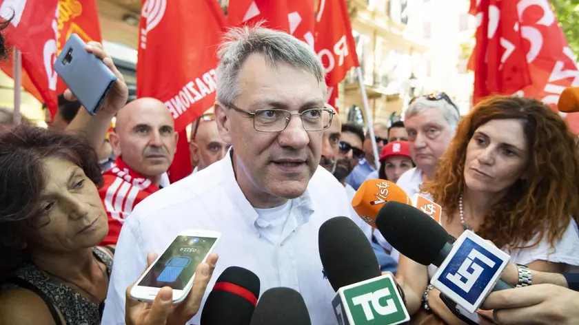 Il segretario generale della CGIL, Maurizio Landini, durante un sit-in all'esterno del Ministero dei Trasporti in piazza di Porta Pia a Roma, 24 luglio 2019. ANSA/CLAUDIO PERI