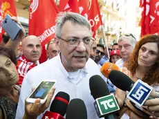 Il segretario generale della CGIL, Maurizio Landini, durante un sit-in all'esterno del Ministero dei Trasporti in piazza di Porta Pia a Roma, 24 luglio 2019. ANSA/CLAUDIO PERI