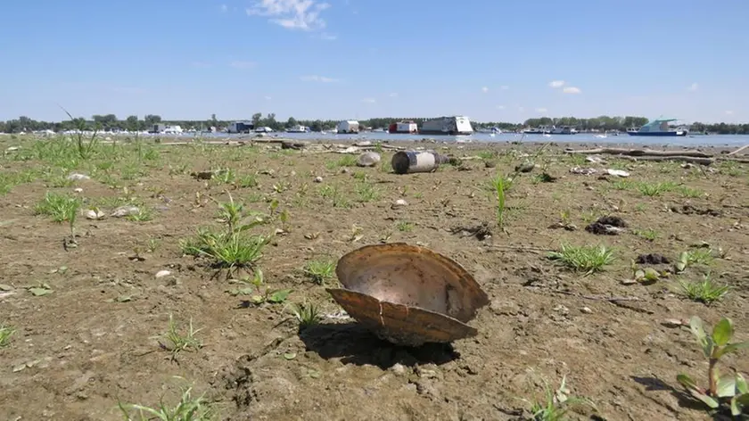 L’immagine simbolo: sempre più terra secca, bacini asciutti e agricoltori in difficoltà