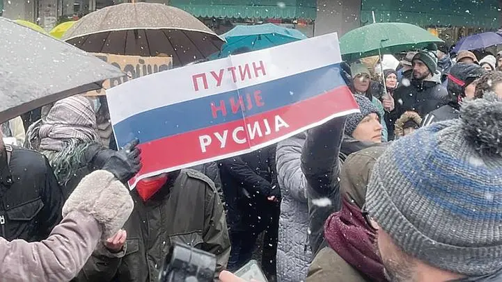 La manifestazione contro la guerra in Ucraina a Belgrado (foto Rusko demokratsko drustvo)