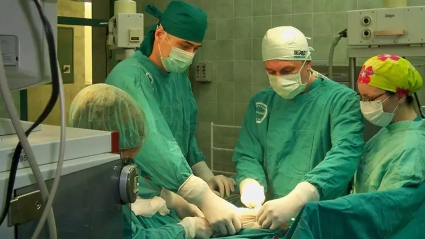 Un intervento chirurgico all’ospedale di Sremska Mitrovica