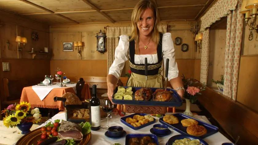 05/09/03 ERREBI - TRENTINO ALTO ADIGE- SAN VIGILIO DI MAREBBE- RISTORANTE FANA LADINA LA PROPIETARIA ALMA KASTUNGER