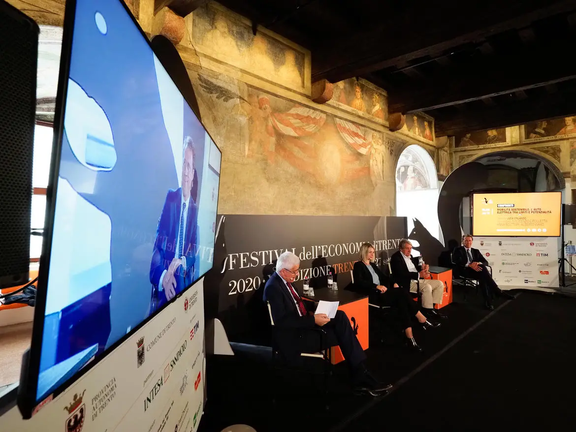 ORE 11.00 CONFRONTI - MOBILITA’ SOSTENIBILE: L’AUTO ELETTRICA TRA LIMITI E POTENZIALITA’ Nella foto: Luca ORLANDO, Anna SCUTTARI, Innocenzo CIPOLLETTA, Alberto VIANO Festival dell’Economia Castello del Buonconsiglio – Sala dei Vescovi Trento, 26 settembre 2020 FOTO: Marco SIMONINI