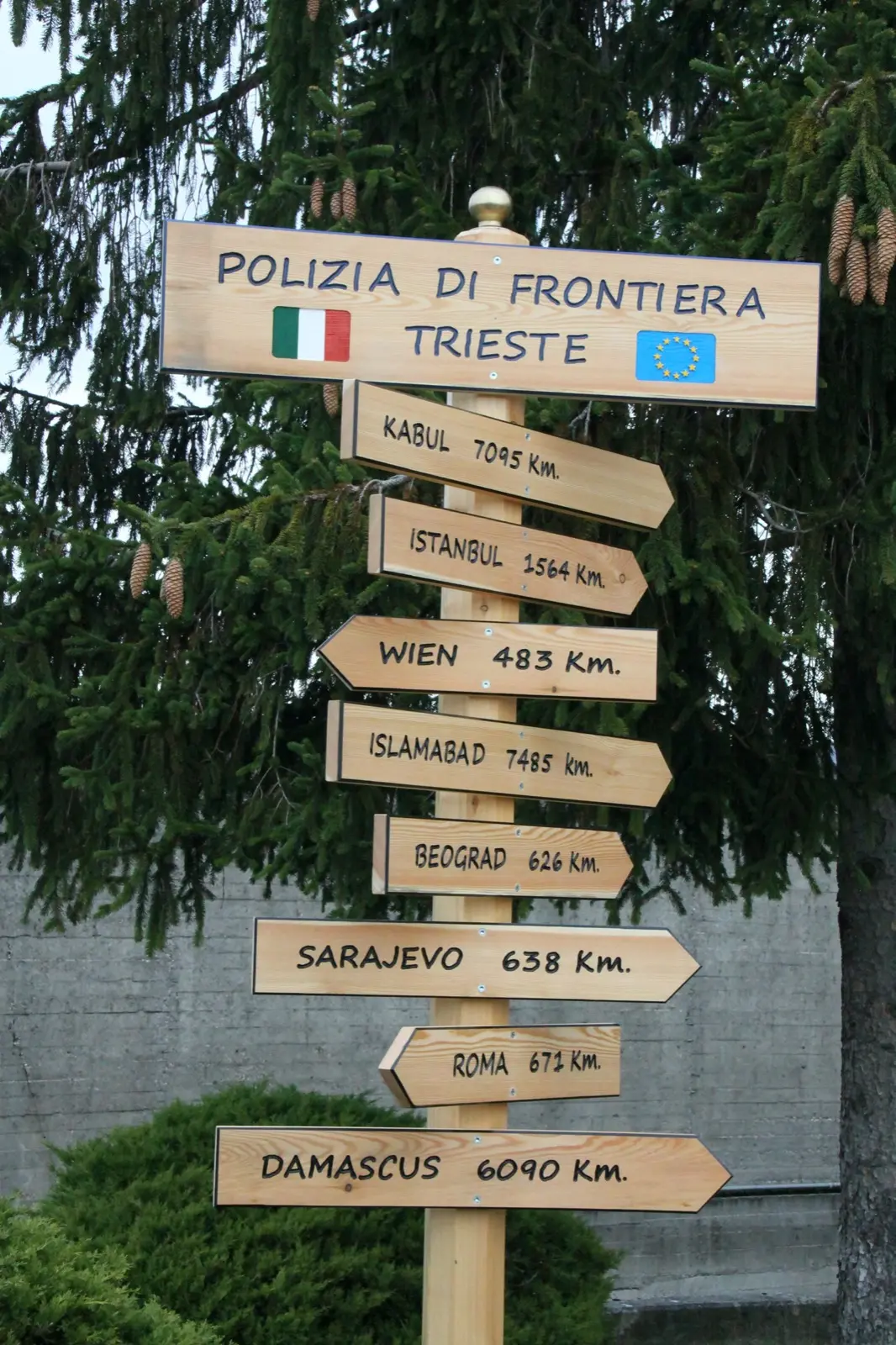 Il totem inaugurato a Fernetti il 16 dicembre davanti alla sede della Polizia di frontiera a Fernetti (Trieste), capolinea della Rotta balcanica