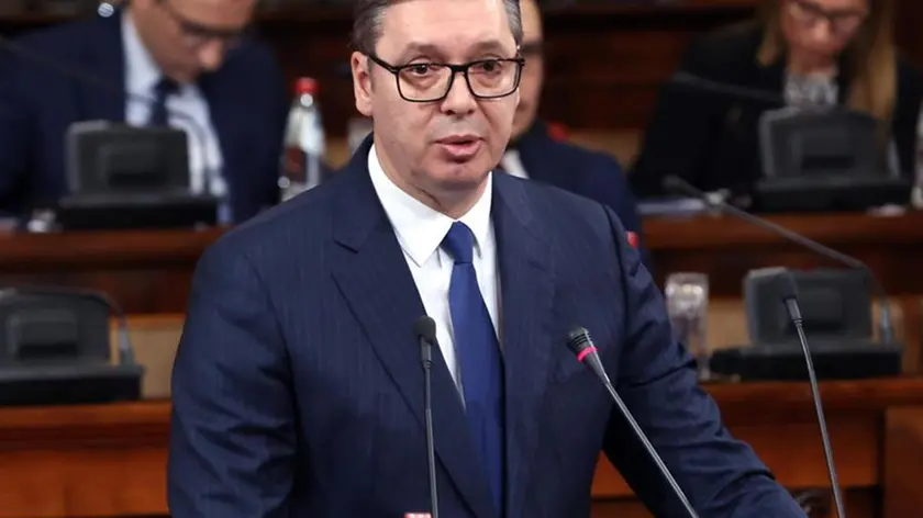 Il presiente Aleksandar Vučić mentre interviene in Parlamento