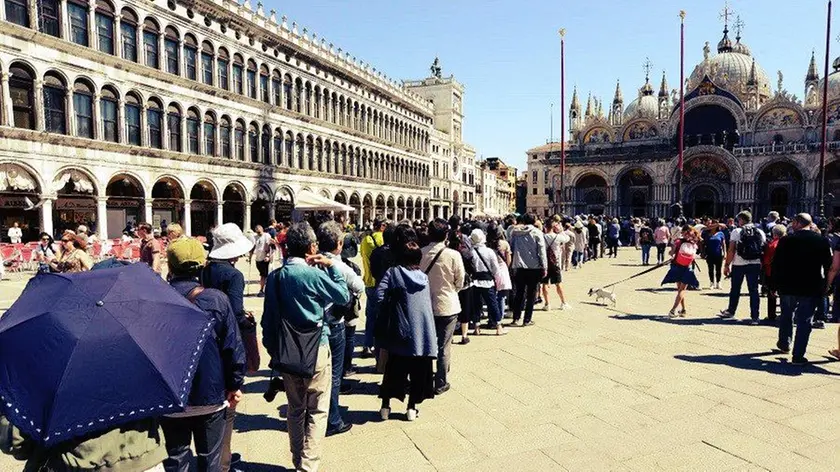 Turisti in Piazza San Marco a Venezia