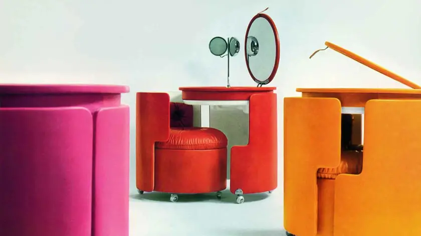 Luigi Massoni, Toilette con poltroncina modello Dilly Dally, 1968, Poltrona Frau, struttura in legno con rivestimento in pelle, metallo cromato, ceramica, cristallo specchiato e ABS. Tolentino, Collezione permanente Poltrona Frau Museum © Courtesy Poltrona Frau Museum