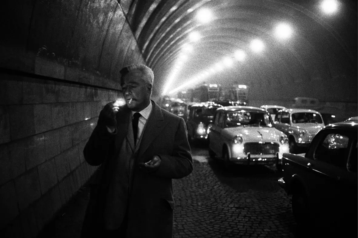 Napoli, 1961. L'attore e regista Vittorio De Sica nella Galleria del Chiatamone.