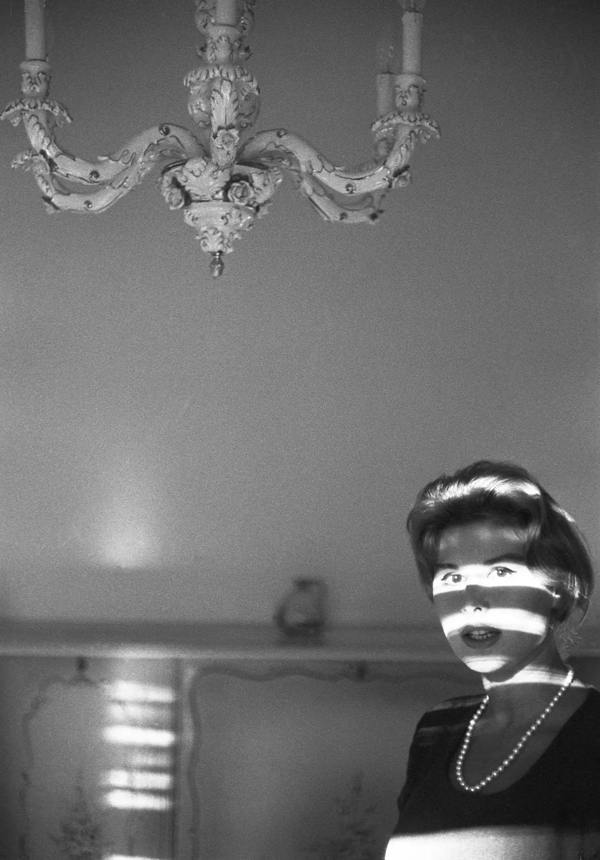 Roma, 1958. L'attrice Marisa Allasio nella villa di suo marito, il nobile Calvi di Bergolo