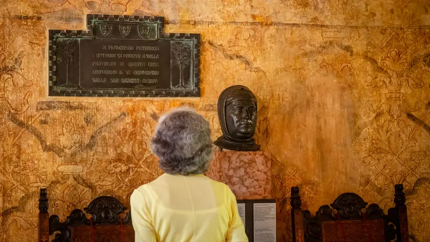 Arquà Petrarca (PD), 16 luglio 2024. Vedute di Arquà Petrarca sulle tracce del poeta Francesco Petrarca. Nella Foto: alcuni turisti all'interno della casa del Petrarca