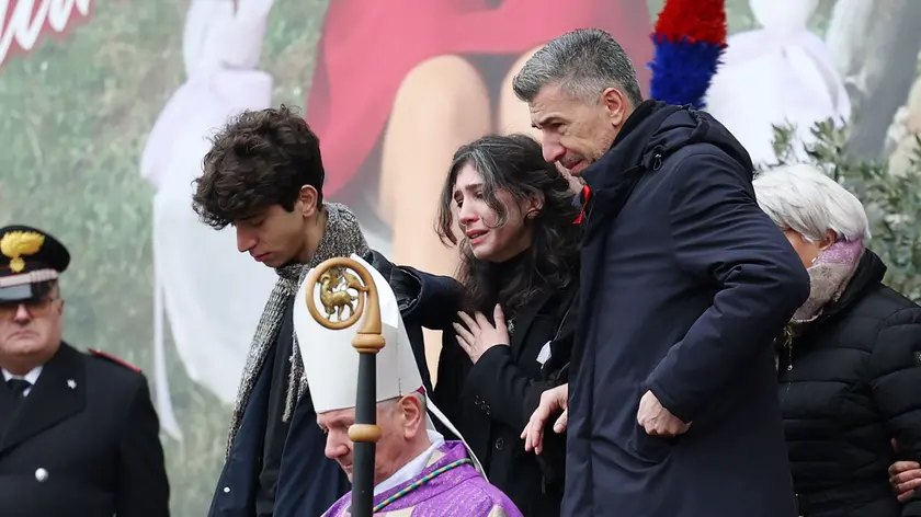 Gino Cecchettin con i figli all'uscita dal funerale di Giulia, in basilica Santa Giustina a Padova