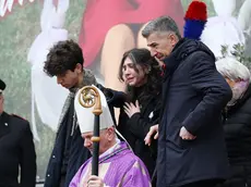 Gino Cecchettin con i figli all'uscita dal funerale di Giulia, in basilica Santa Giustina a Padova