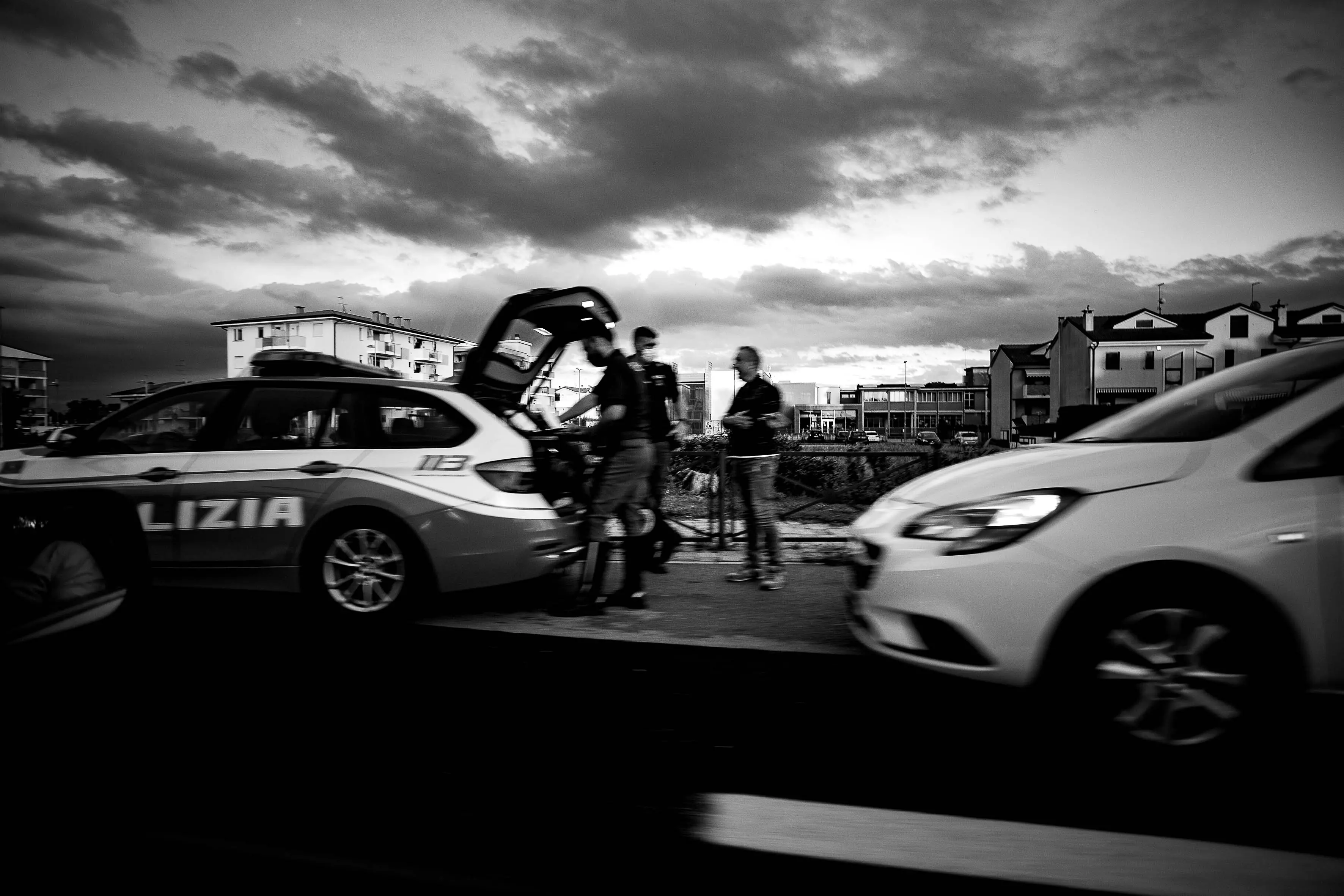 “Pianeta 309: lens on road”: 30 scatti in bianco e nero sulla Strada Romea 309 è il progetto fotografico di Terry Manfrin e Riccardo Ciriello. I due vogliono offrirci un altro punto di vista, quello del viaggiatore, in movimento, per raccontarci e far emergere un altro volto, forse quello più bello, della Strada Romea, un’arteria che abbraccia diversi territori e unisce paesaggi differenti l’uno dall’altro