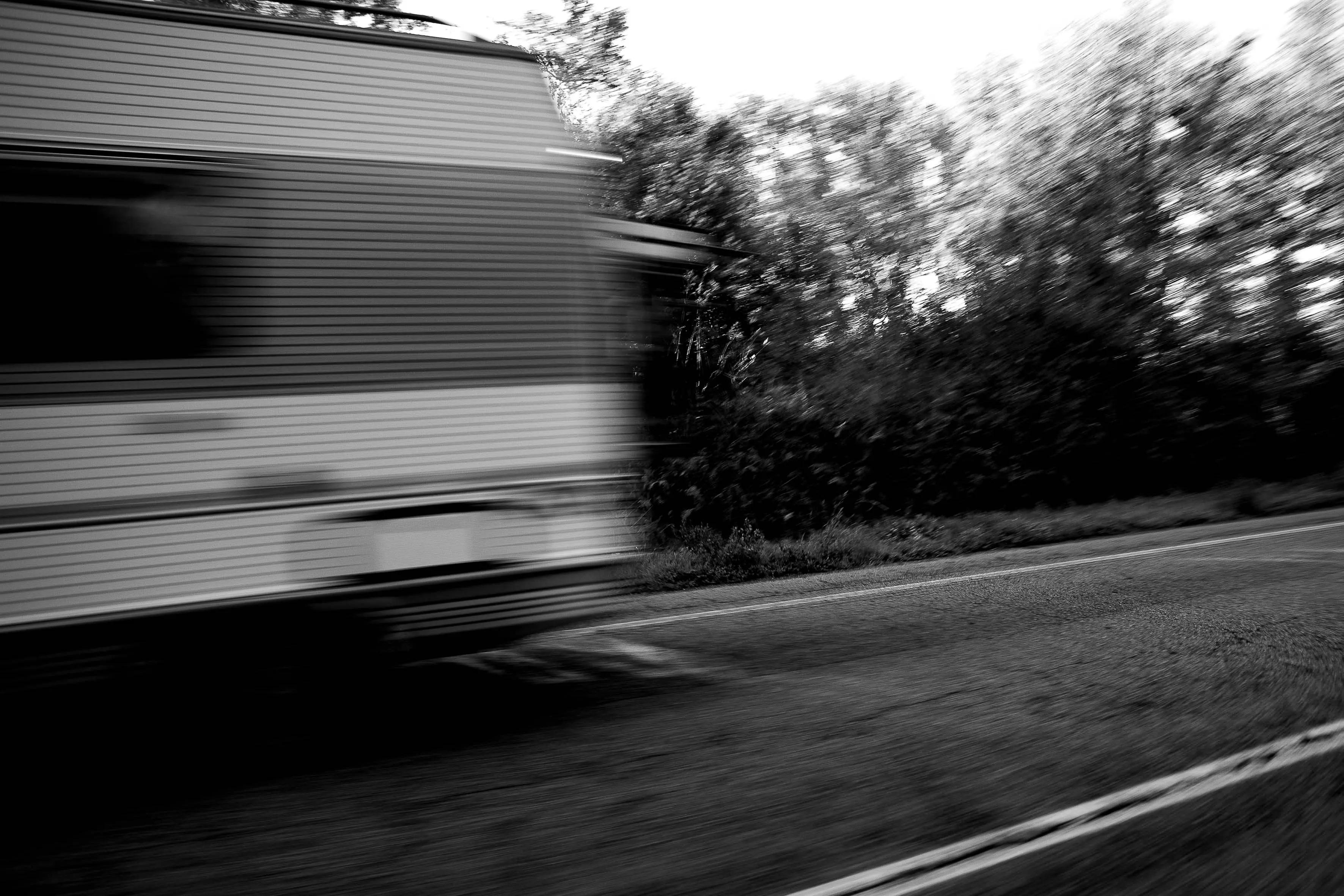 “Pianeta 309: lens on road”: 30 scatti in bianco e nero sulla Strada Romea 309 è il progetto fotografico di Terry Manfrin e Riccardo Ciriello. I due vogliono offrirci un altro punto di vista, quello del viaggiatore, in movimento, per raccontarci e far emergere un altro volto, forse quello più bello, della Strada Romea, un’arteria che abbraccia diversi territori e unisce paesaggi differenti l’uno dall’altro