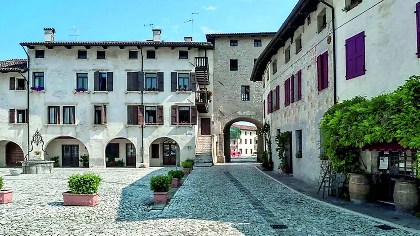 Visitare Valvasone significa concedersi il piacere del passo lento: le piazze, i vicoli, le botteghe portano a un’altra dimensione