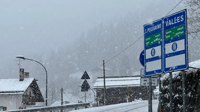 La copiosa nevicata che ha colpito Falcade, sulle Dolomiti bellunesi, 10 marzo 2024. ANSA/DIEGO COSTA