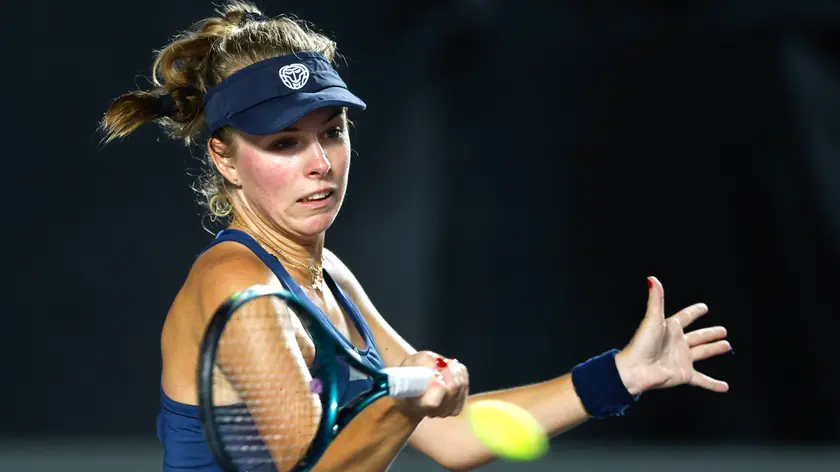 epa11601443 Magdalena Frech of Poland in action during a match against Ashlyn Krueger of the USA (not pictured) at the Guadalajara Open WTA 500 tournament in Guadalajara, Mexico, 12 September 2024 (issued 13 September 2024). The Guadalajara Open tournament is held from 09 to 15 September 2024. EPA/FRANCISCO GUASCO